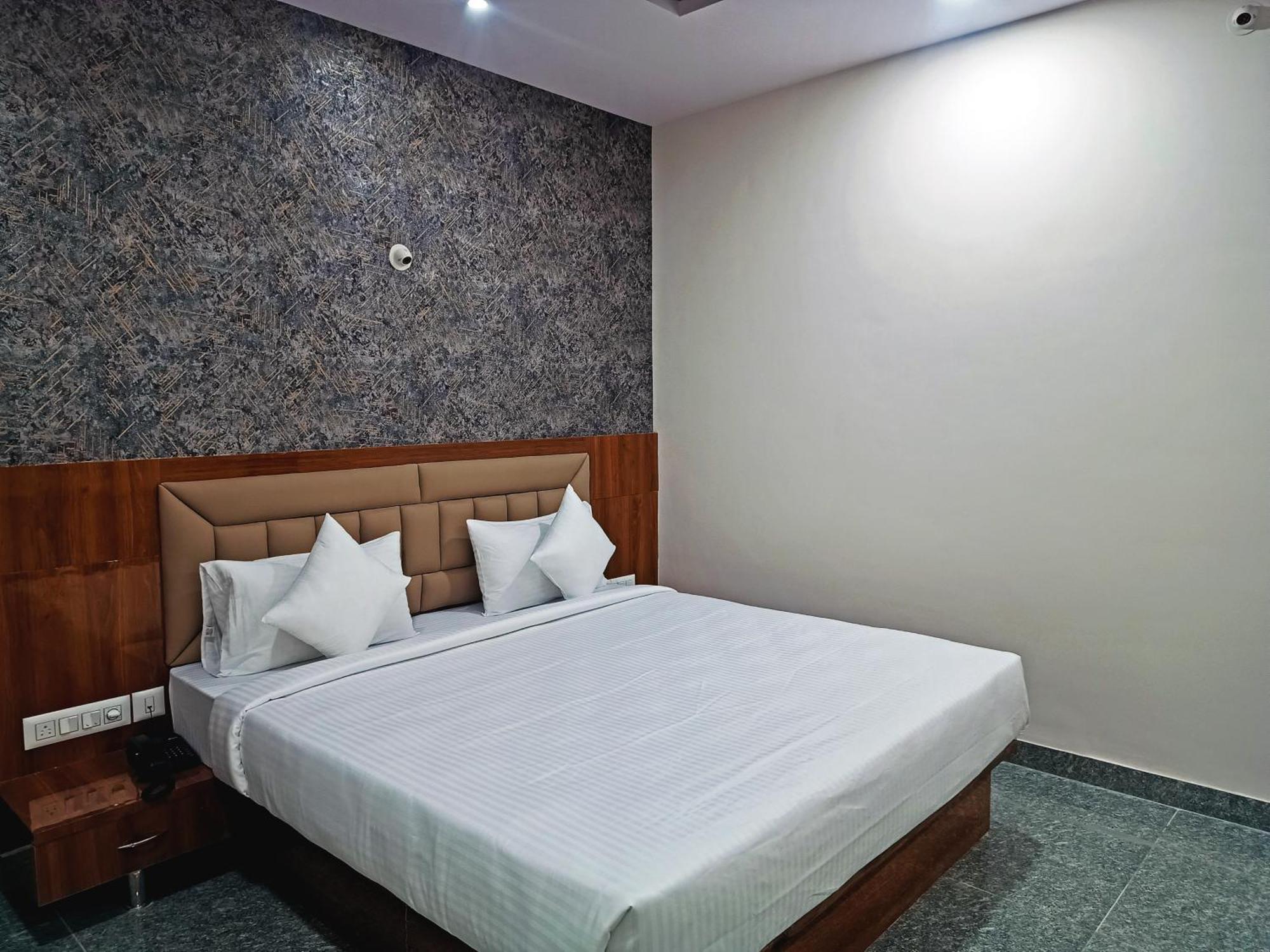 Hotel Achhu Palace Bangalore Bagian luar foto