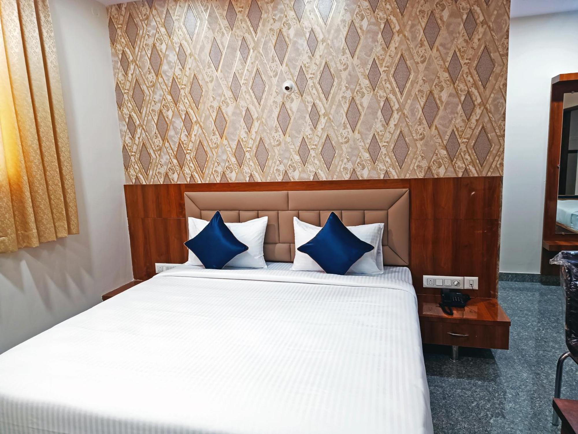 Hotel Achhu Palace Bangalore Bagian luar foto