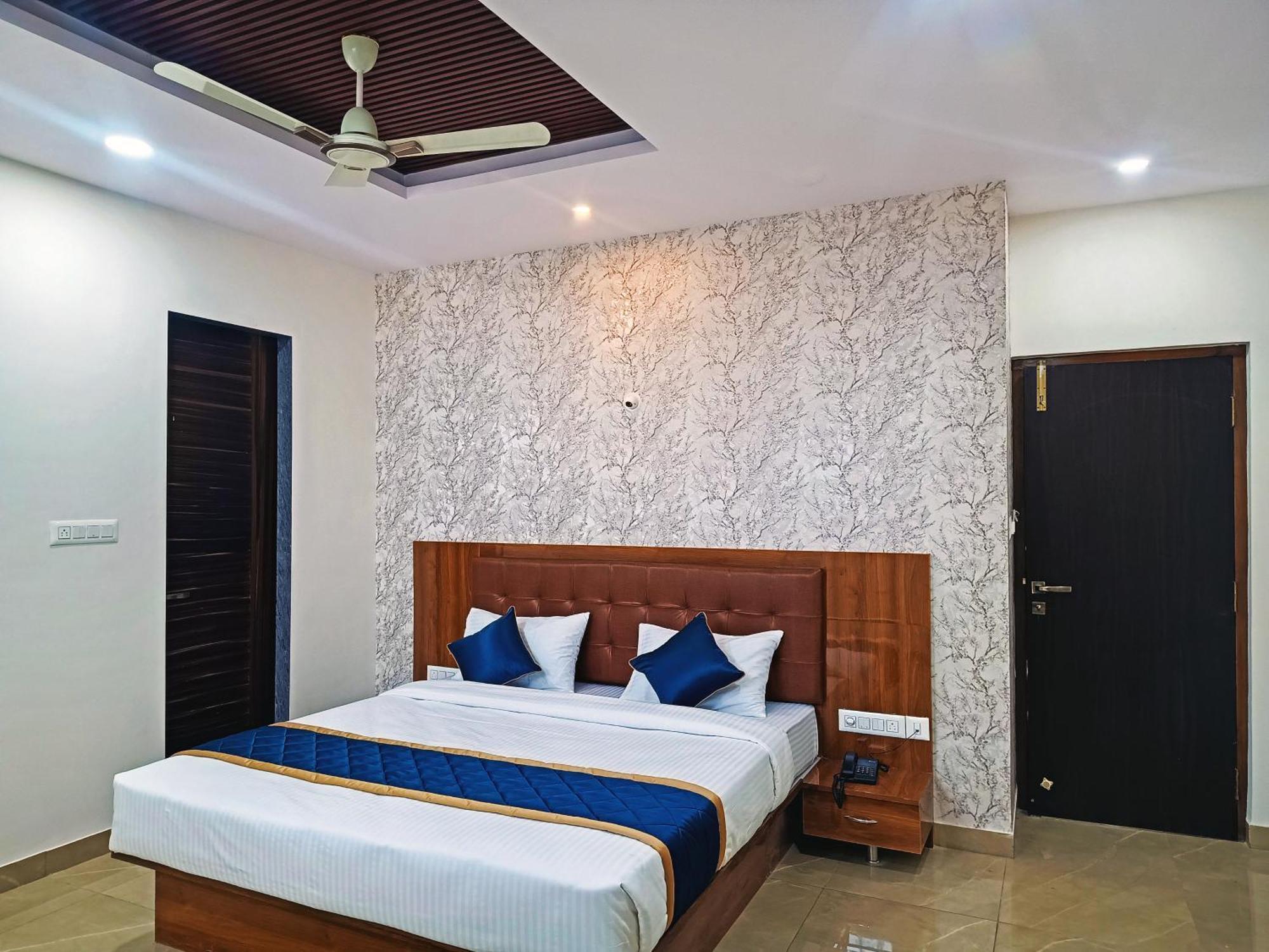 Hotel Achhu Palace Bangalore Bagian luar foto