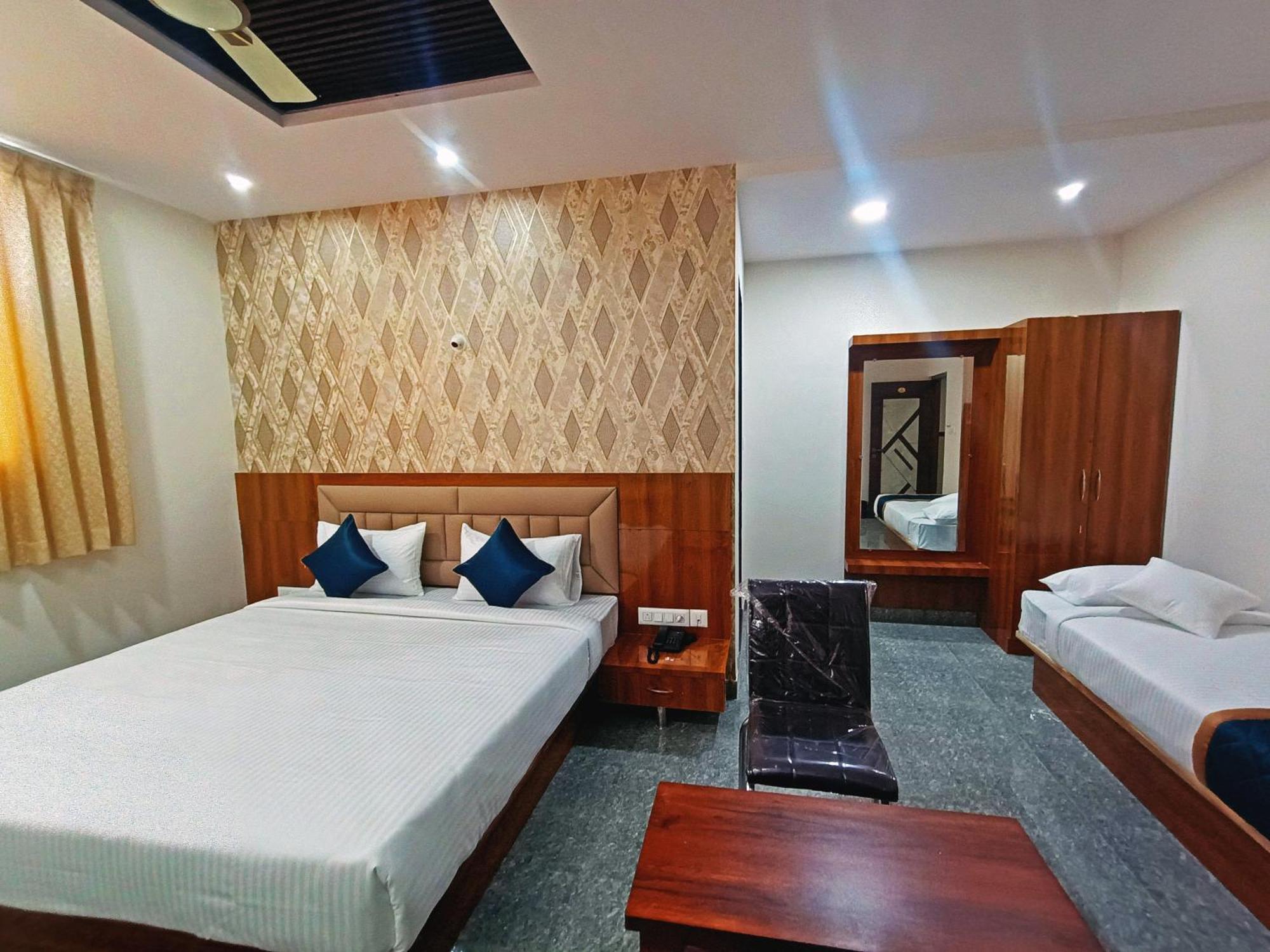 Hotel Achhu Palace Bangalore Bagian luar foto