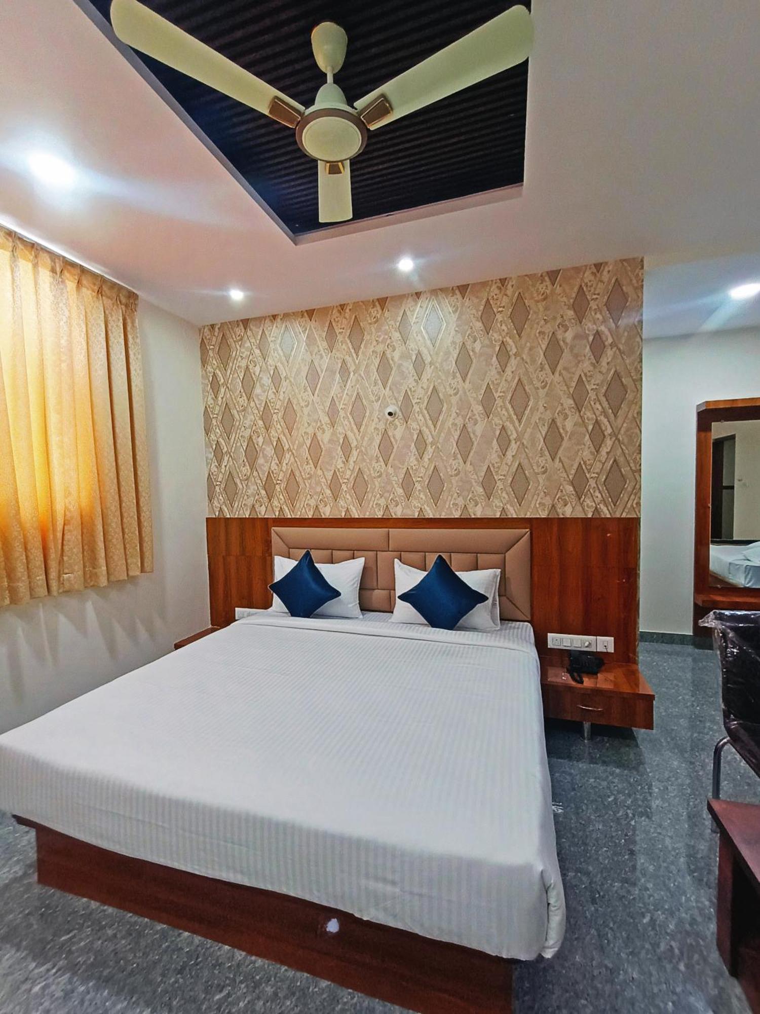 Hotel Achhu Palace Bangalore Bagian luar foto