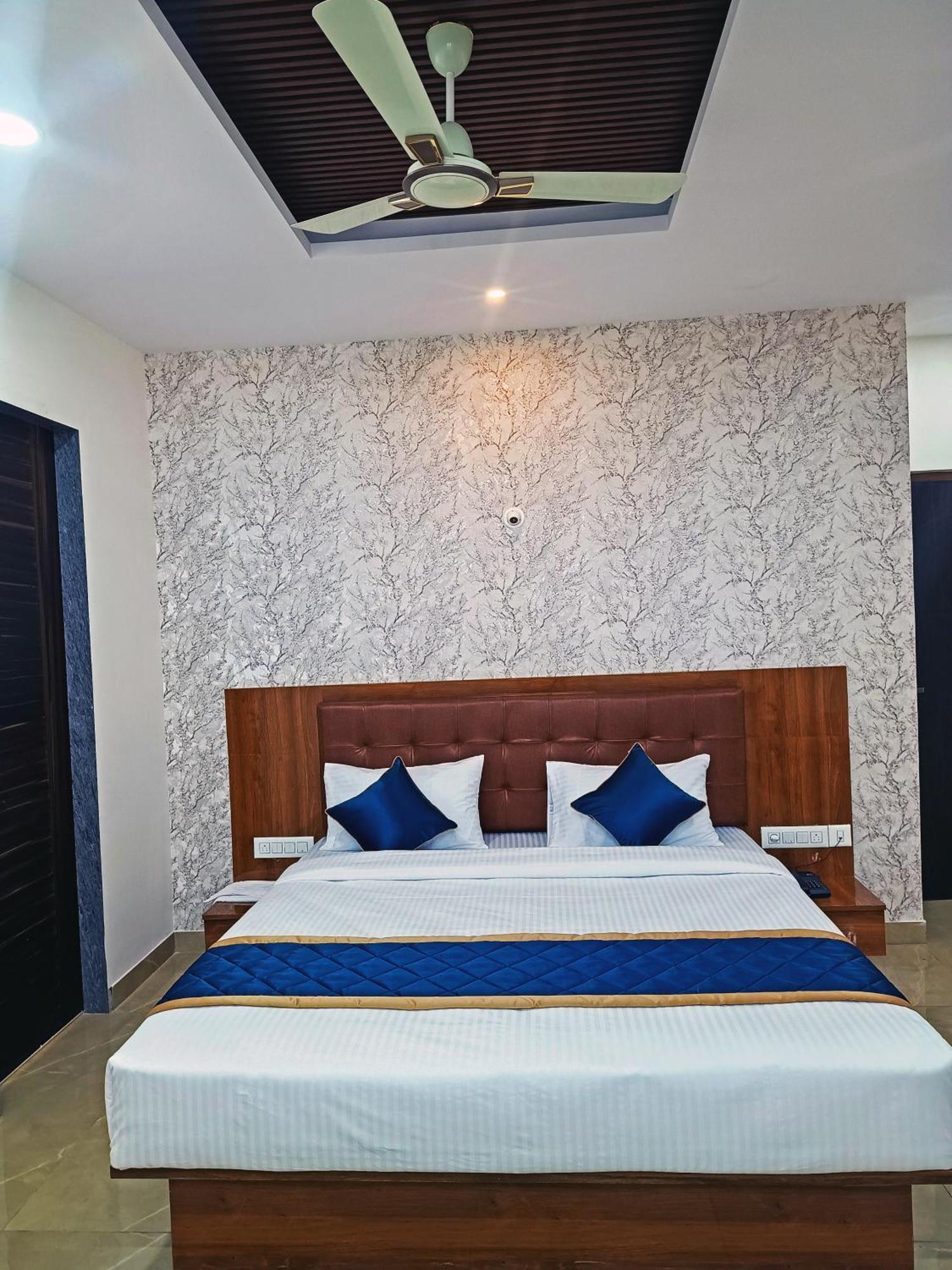 Hotel Achhu Palace Bangalore Bagian luar foto