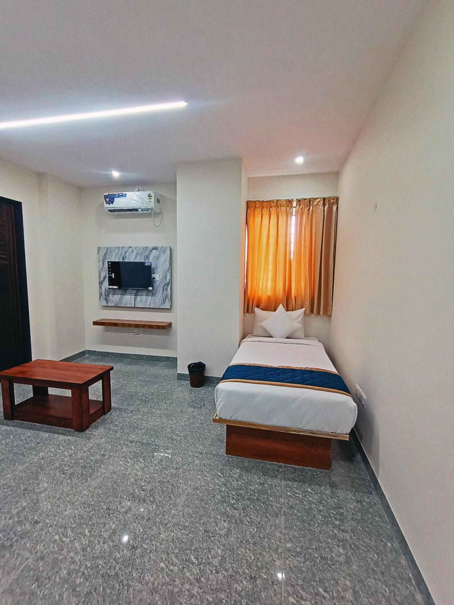 Hotel Achhu Palace Bangalore Bagian luar foto